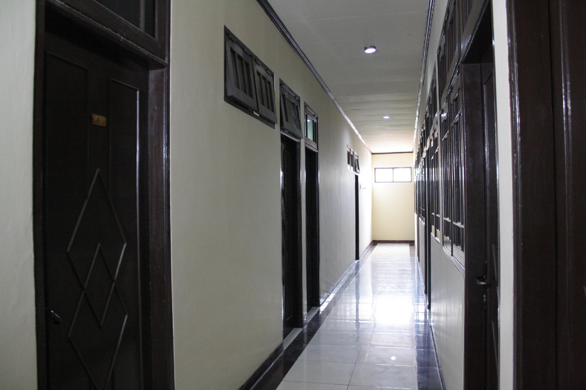 Vaccinated Staff - Oyo 181 Wisma Bintang Jakarta Kültér fotó