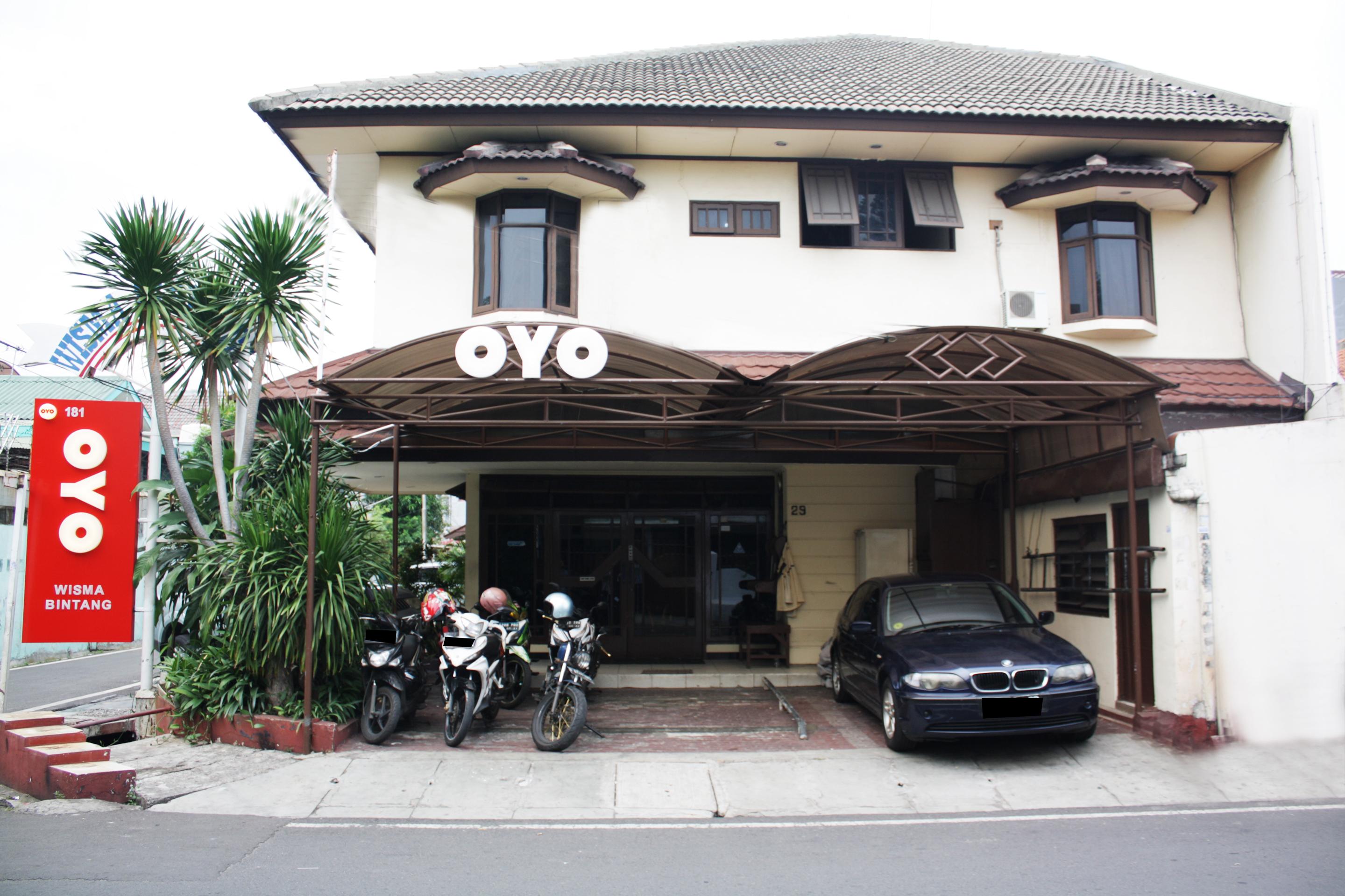 Vaccinated Staff - Oyo 181 Wisma Bintang Jakarta Kültér fotó