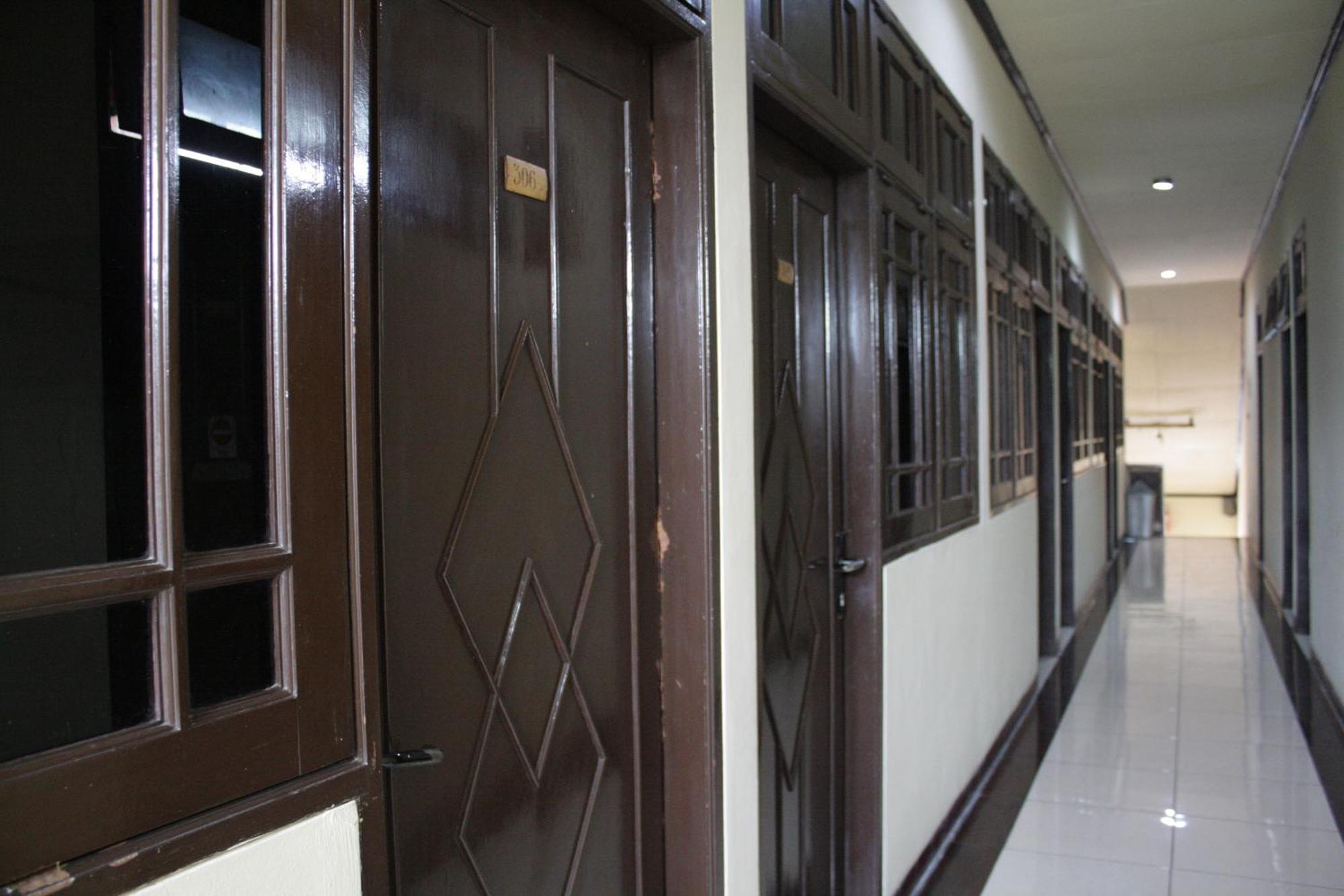 Vaccinated Staff - Oyo 181 Wisma Bintang Jakarta Kültér fotó